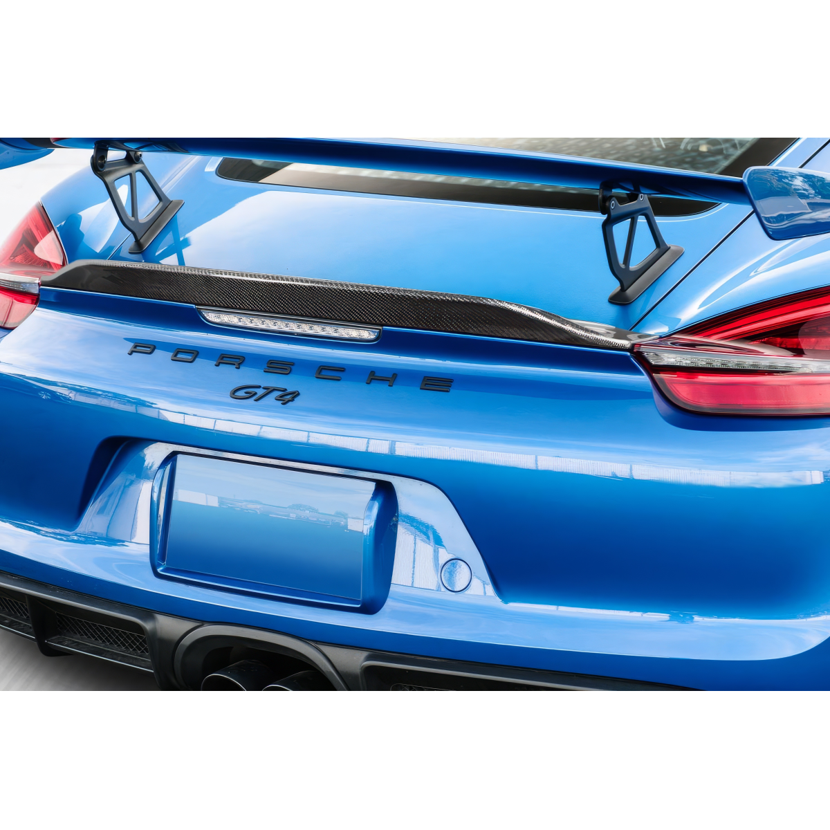 Modify your Porsche Cayman 2014 with our Exterior/Wings - Rear angle view of the wing and trunk area