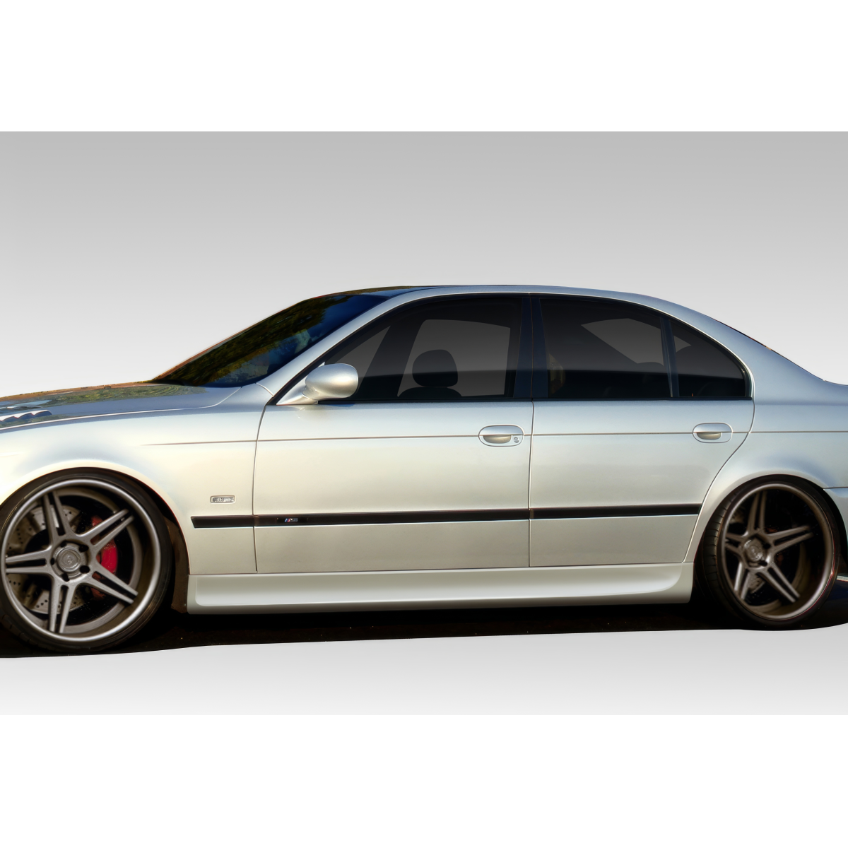 Modify your BMW 5-Series 1997 with our Exterior/Side Skirts - Side view of the car at a right angle